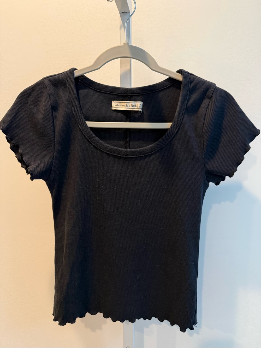 Abercrombie & Fitch Black Ribbed Scoop Neck Crop Tee Lettuce Trim Size M